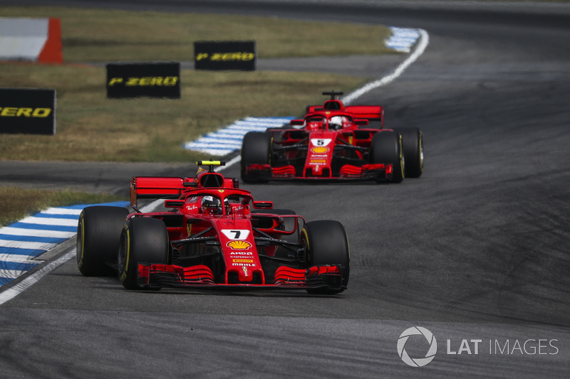 Kimi Raikkonen, Ferrari SF71H Sebastian Vettel, Ferrari SF71H előtt