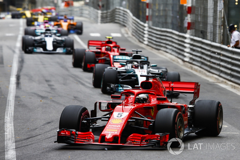 Себастьян Феттель, Ferrari SF71H, попереду Льюіса Хемілтона, Mercedes AMG F1 W09, Кімі Райкконена, Ferrari SF71H,