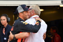 Il poleman Daniel Ricciardo, Red Bull Racing festeggia nel parco chiuso con il Dr Helmut Marko, Consulente Red Bull Motorsport