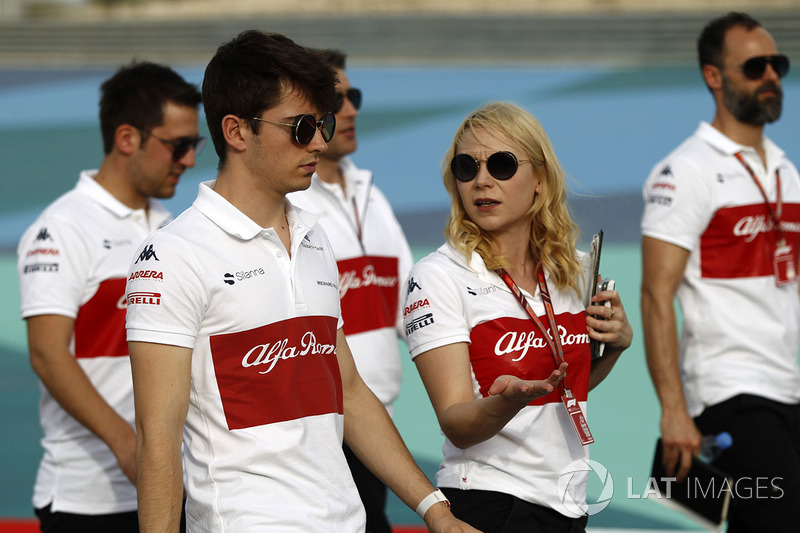 Charles Leclerc, Sauber y Ruth Buscombe, estratega de carrera de Sauber.