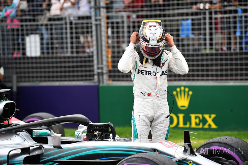 Il poleman Lewis Hamilton, Mercedes-AMG F1 nel parco chiuso