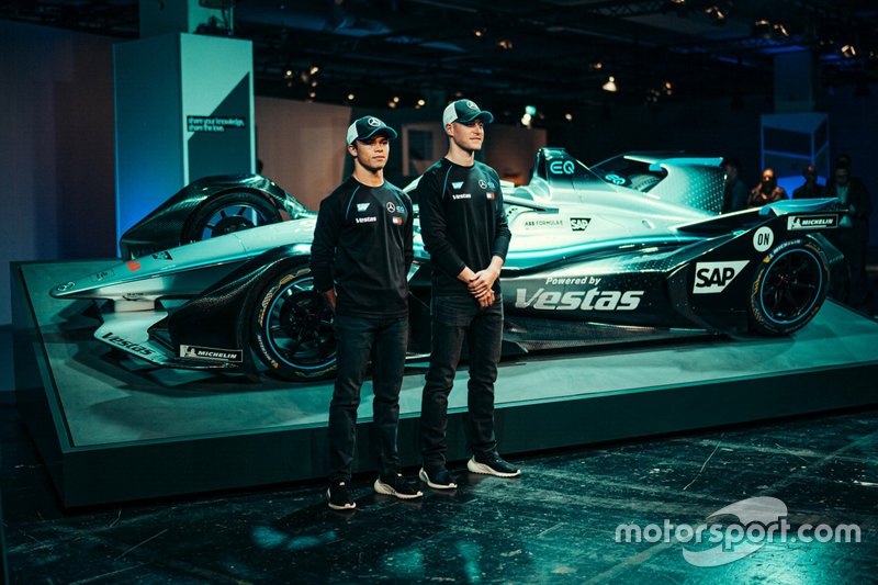 Гонщики Mercedes-Benz EQ Formula E Team Стоффель Вандорн и Ник де Врис, автомобиль Mercedes-Benz EQ Silver Arrow 01
