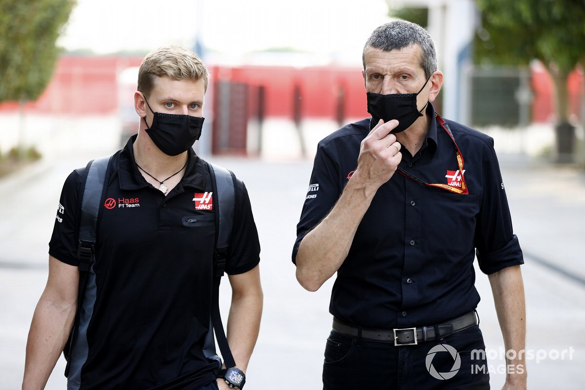 Guenther Steiner, Team Principal, Haas F1 et Mick Schumacher