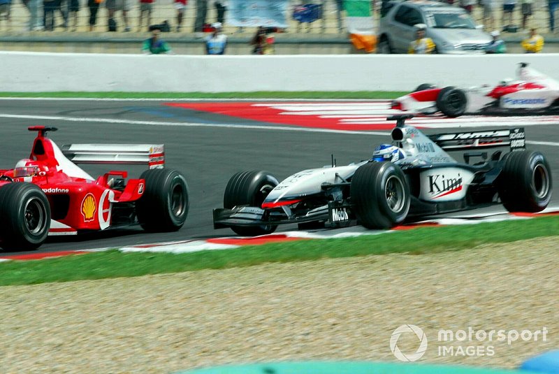 Михаэль Шумахер, Ferrari F2002, проезжает мимо Кими Райкконена, McLaren Mercedes MP4/17