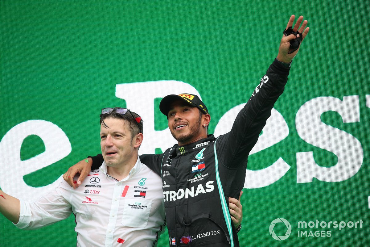 Peter Bonnington et Lewis Hamilton sur le sommet du podium au GP du Portugal 2020