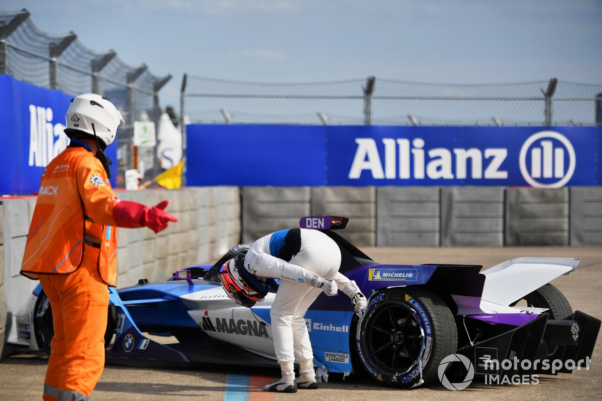 Jake Dennis, BMW i Andretti Motorsport, BMW iFE.21setelah crash