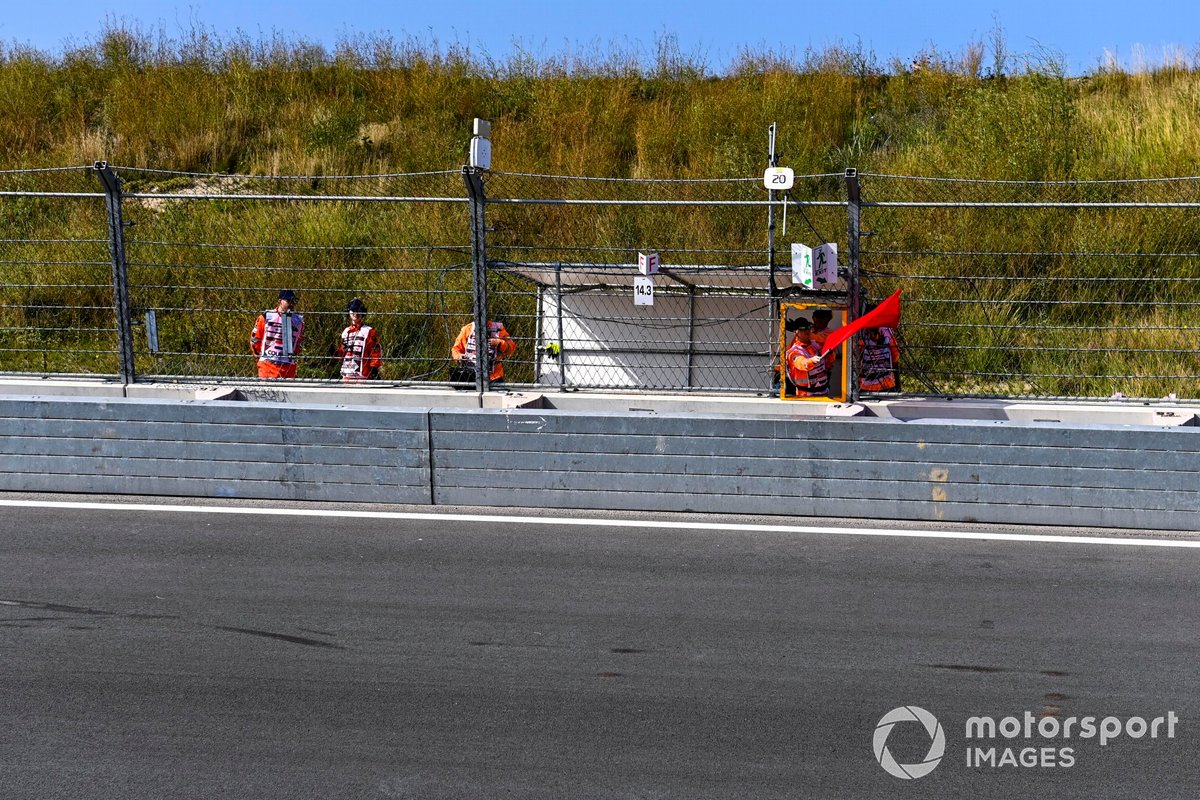 Marshals wave a red flag in FP1