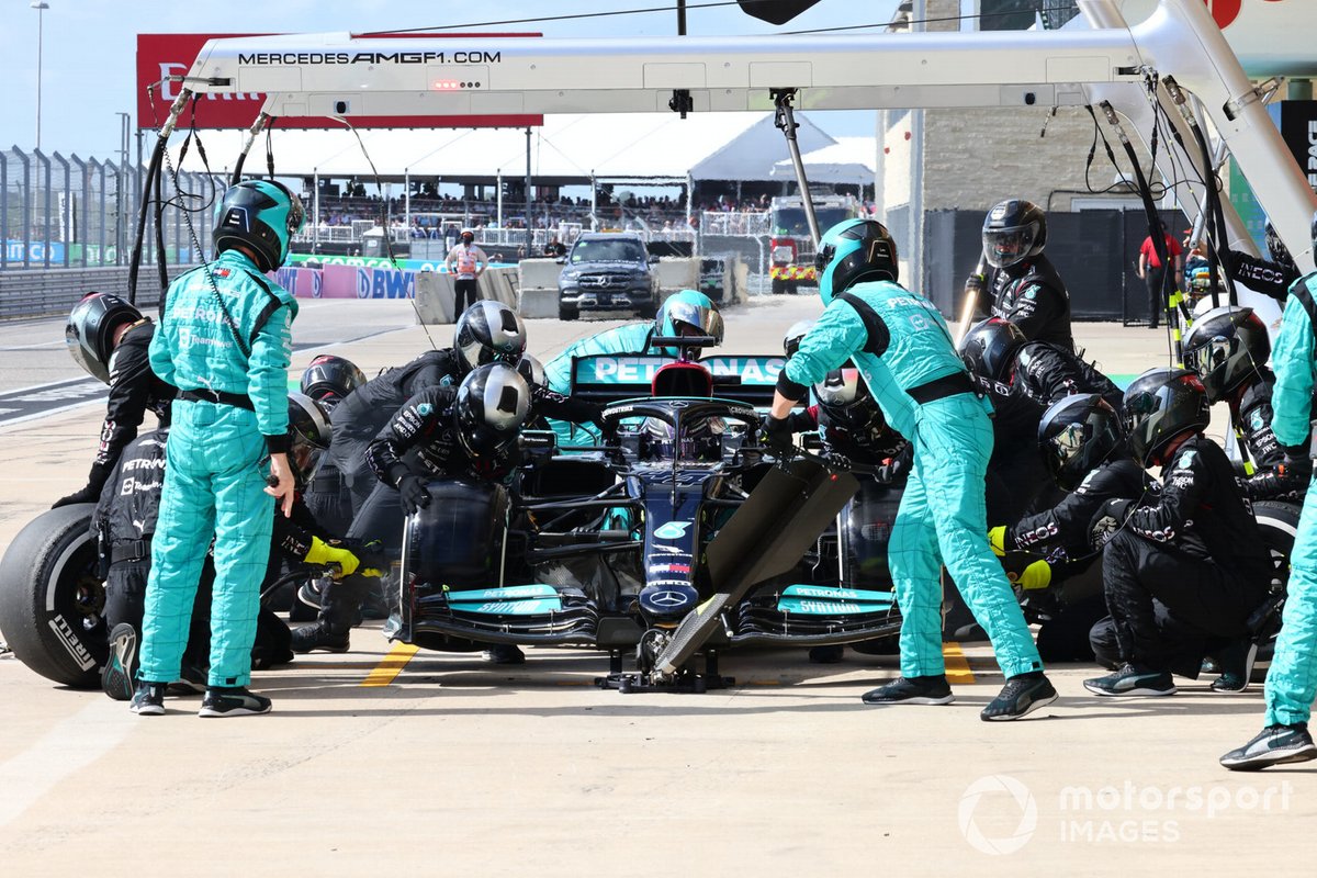 Lewis Hamilton, Mercedes W12, fa un pit stop
