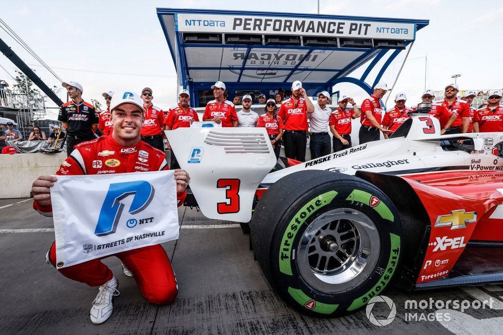 Ganador de la pole Scott McLaughlin, Team Penske Chevrolet, premio NTT P1