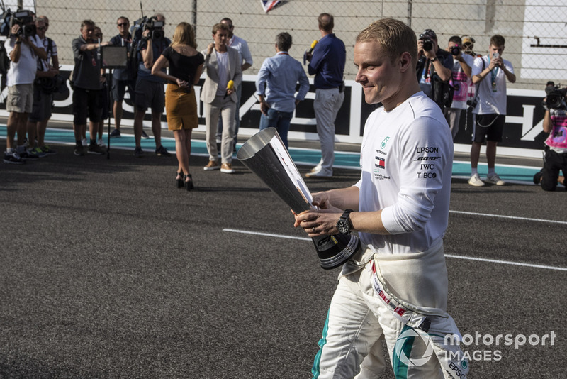 Валттери Боттас, Mercedes AMG F1, с наградой DHL за наибольшее количество лучших кругов в 2018 году