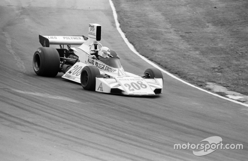 Lella Lombardi menggeber Brabham BT42 Ford di kualifikasi GP Inggris 1974.