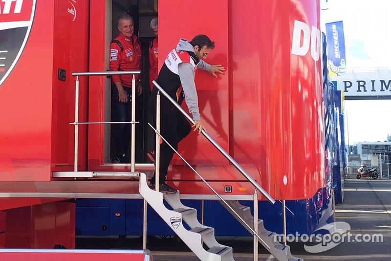 Johann Zarco, Team LCR Honda met Gigi Dall'Igna, Ducati algemeen directeur en Paolo Ciabatti Ducati sportief manager