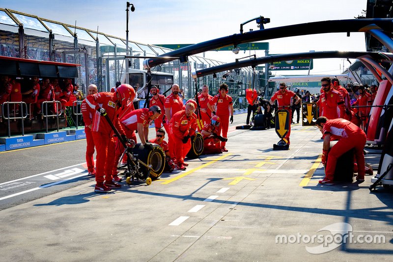 L'équipe Ferrari au stand