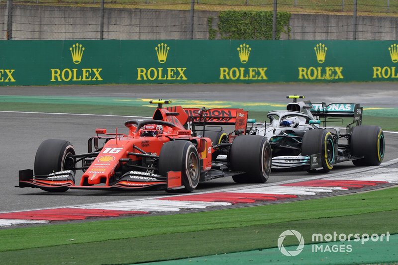 Charles Leclerc, Ferrari SF90, przed Valtterim Bottasem, Mercedes AMG W10