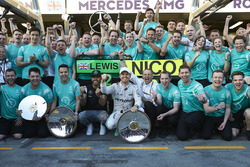Sieger Nico Rosberg, Mercedes AMG F1 Team; 2. Lewis Hamilton, Mercedes AMG F1 Team, feieren mit dem
