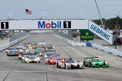 Start: #60 Michael Shank Racing with Curb/Agajanian, Ligier JS P2 Honda: John Pew, Oswaldo Negri, Ol