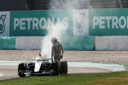 Lewis Hamilton, Mercedes AMG F1 W07 Hybrid valt uit met een opgeblazen motor