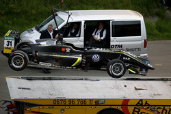 Kaza sonrası Lando Norris, Carlin Dallara F317 - Volkswagen