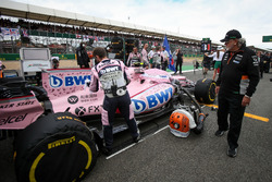Dr. Vijay Mallya, Sahara Force India Formula One Team takım sahibi ve Esteban Ocon, Sahara Force Ind