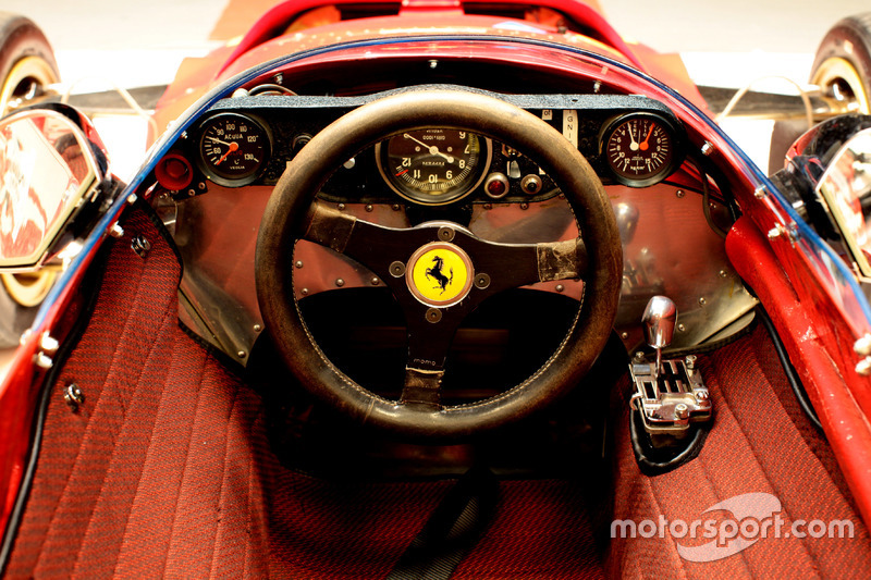Відновлений інтер'єр Ferrari 312B: панель приладів, оригінальне кермо івнутрішня оббивка як у оригінальної моделі