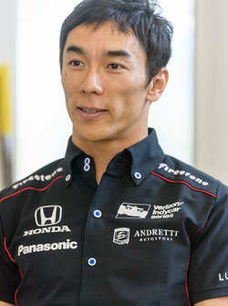 Takuma Sato, busto y trofeo Borg-Warner