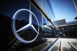 Logo Mercedes sul motorhome del team