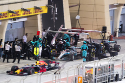 Daniel Ricciardo, Red Bull Racing RB13; Valtteri Bottas, Mercedes AMG F1 W08; Lewis Hamilton, Merced