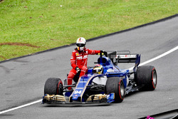 Sebastian Vettel, Ferrari, Pascal Wehrlein, Sauber C36 üzerinde pitlere dönüyor