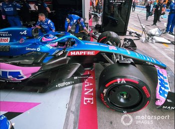 Alonso: "Otro problema en mi coche, el de Ocon siempre va bien"