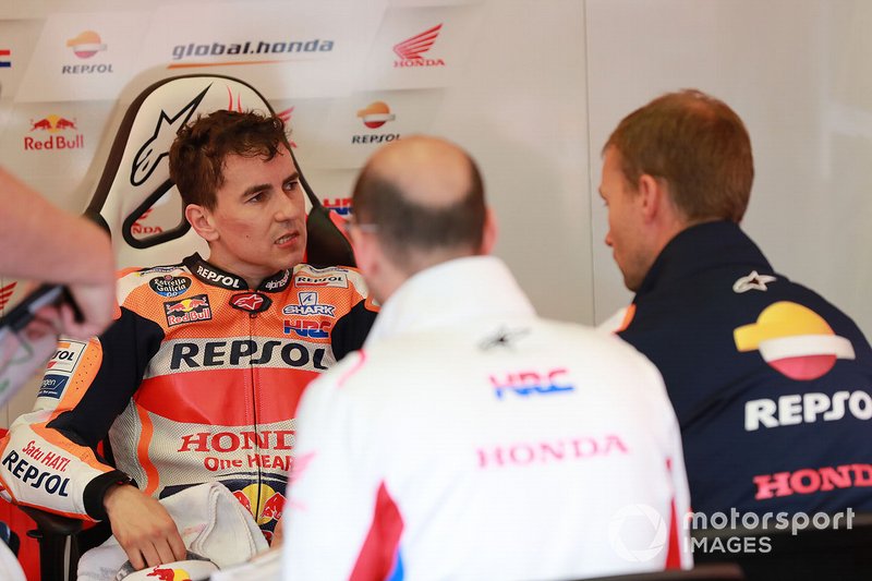 Jorge Lorenzo, Repsol Honda Team bespreekt de race na met zijn engineers.