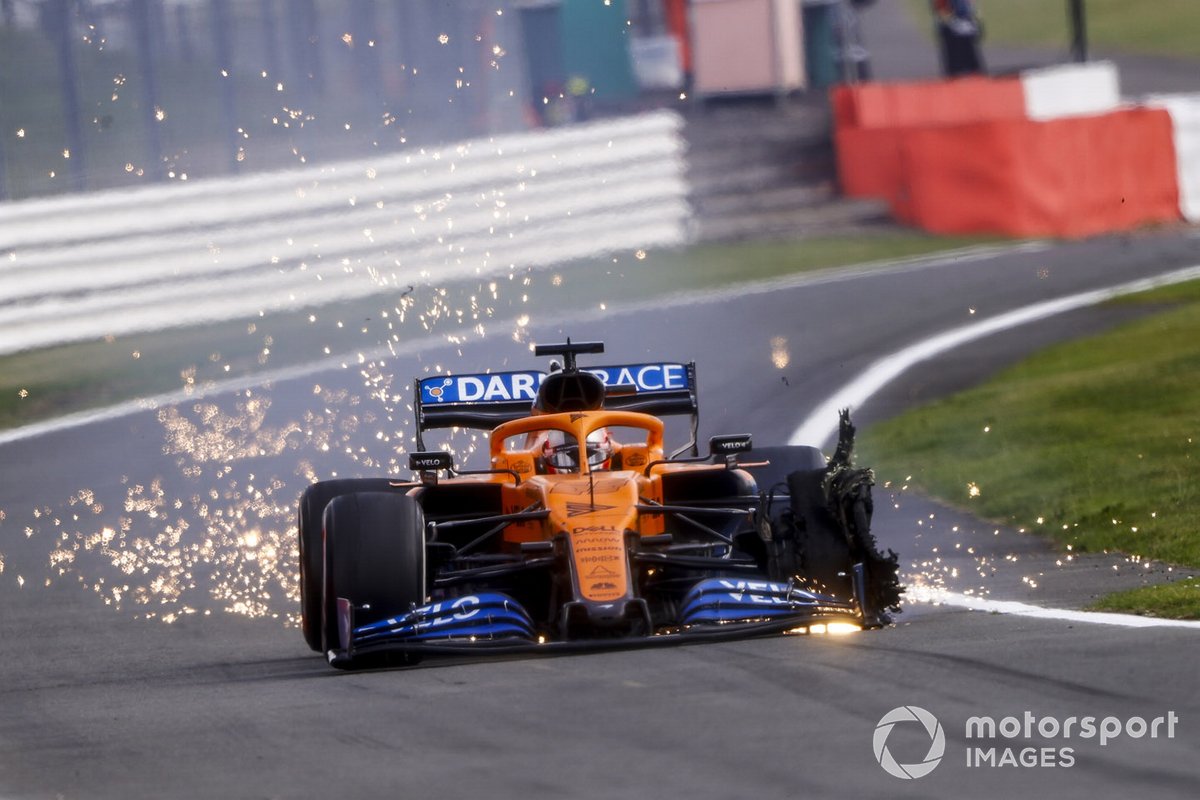 Carlos Sainz Jr., McLaren MCL35, rentre au stand avec une crevaison