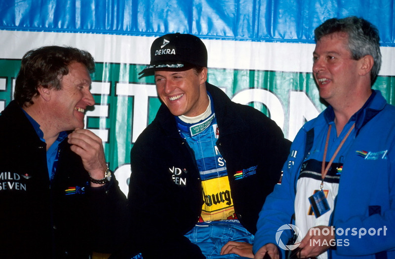 Michael Schumacher (tengah) bersama dua teknisi penting Tim Benetton, penanggung jawab teknis Tom Walkinshaw (kiri) dan race enginner Pat Symonds, seusai lomba GP Jepang 1994.