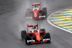 Кімі Райкконен, Ferrari SF16-H випереджає свого товариша по команді Себастьяна Феттеля, Ferrari SF16