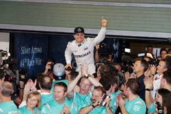 Nico Rosberg, Mercedes AMG F1 celebrates his World Championship with the team