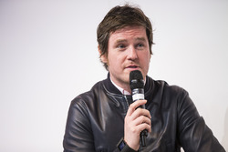 Rob Smedley, hoofd van Vehicle Performance, Williams Martini Racing, wordt geïnterviewd op het podiu