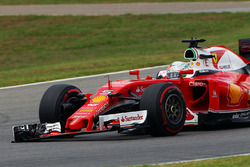 Sebastian Vettel, Ferrari SF16-H met een gebroken voorvleugel