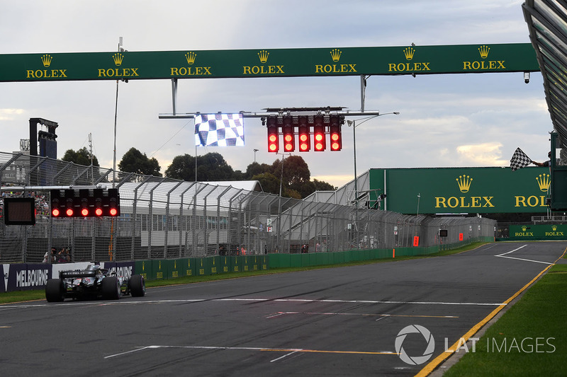 Lewis Hamilton, Mercedes-AMG F1 W09 e i semafori rossi