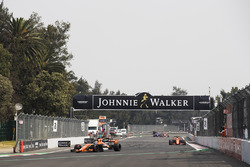 Fernando Alonso, McLaren MCL32, Stoffel Vandoorne, McLaren MCL32