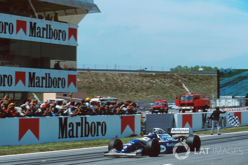 Damon Hill, Williams FW16, sous le drapeau à damier