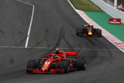 Kimi Raikkonen, Ferrari SF71H, Max Verstappen, Red Bull Racing RB14