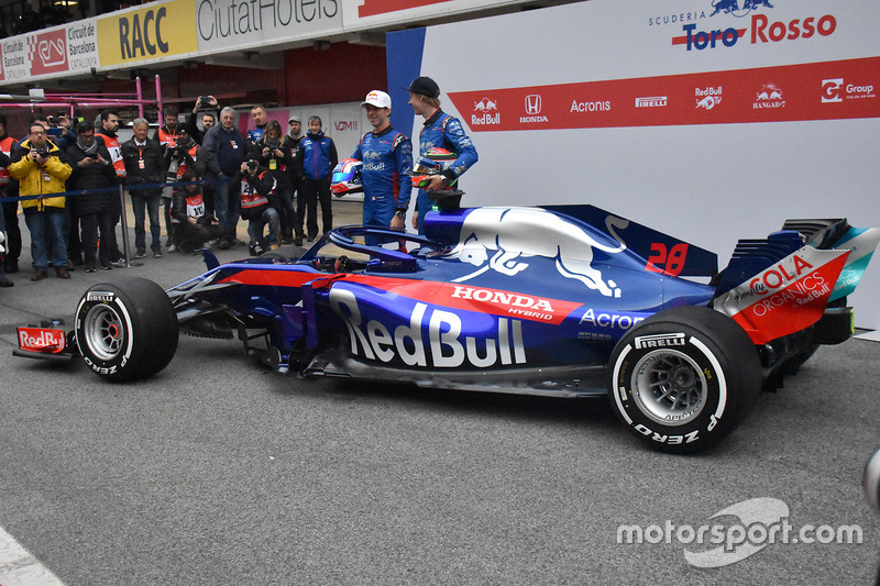 Pierre Gasly, Scuderia Toro Rosso STR13 ve Brendon Hartley, Scuderia Toro Rosso STR13
