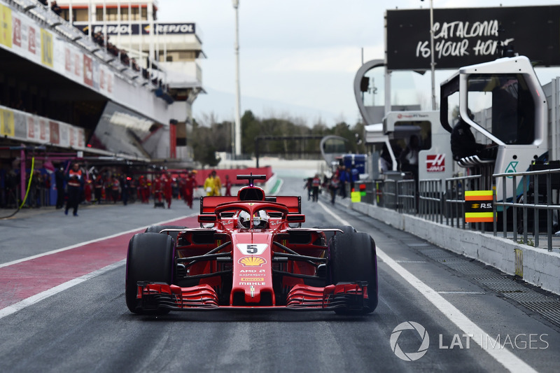 Jo Bauer, delegato tecnico FIA, guarda Sebastian Vettel, Ferrari SF71H in pit lane