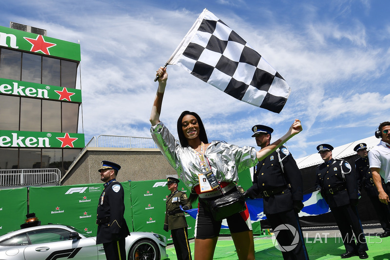 Winnie Harlow, sventola una bandiera a scacchi