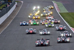 Start: #7 Audi Sport Team Joest Audi R18: Marcel Fässler, Andre Lotterer, Benoit Tréluyer vooraan