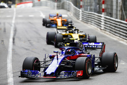 Pierre Gasly, Toro Rosso STR13, leads Nico Hulkenberg, Renault Sport F1 Team R.S. 18, and Stoffel Vandoorne, McLaren MCL33