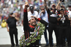 Will Power, Team Penske Chevrolet, yarış galibiyetini pistteki tuğlaları öperek kutluyor