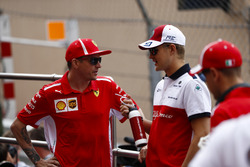 Kimi Raikkonen, Ferrari, e Marcus Ericsson, Sauber