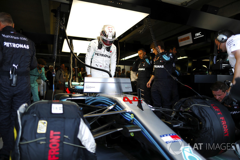 Lewis Hamilton, Mercedes AMG F1, si cala nell'abitacolo della sua monoposto