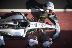 Ingegneri con la monoposto di Lewis Hamilton, Mercedes AMG F1 W09