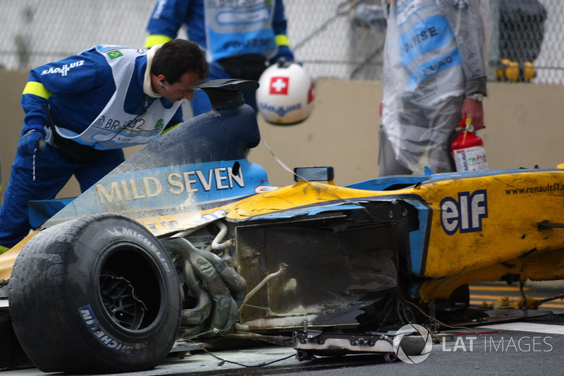 Tıbbi ekipler, pist kenarında Fernando Alonso, Renault F1 Team'e yardım ediyor